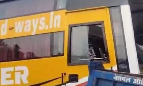 यात्री बस घुसने से दुकान क्षतिग्रस्त, नेशनल हाईवे 30 में हुआ हादसा यात्री बस घुसने से दुकान क्षतिग्रस्त, नेशनल हाईवे 30 में हुआ हादसा