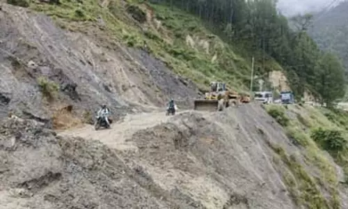 नेताला के पास भूस्खलन से उत्तरकाशी-गंगनानी मार्ग अवरुद्ध, घंटों यातायात बाधित