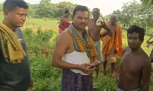 Odisha : बारगढ़ में फुटबॉल मैदान से जली हुई हालत में किशोर को बचाया गया Odisha : बारगढ़ में फुटबॉल मैदान से जली हुई हालत में किशोर को बचाया गया