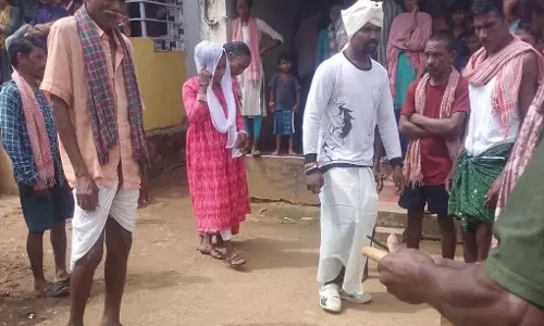 Koraput : ग्रामीणों ने आदिवासी परंपरा के विरुद्ध विवाह करने पर एक ही गोत्र के जोड़े को दंडित किया Koraput : ग्रामीणों ने आदिवासी परंपरा के विरुद्ध विवाह करने पर एक ही गोत्र के जोड़े को दंडित किया