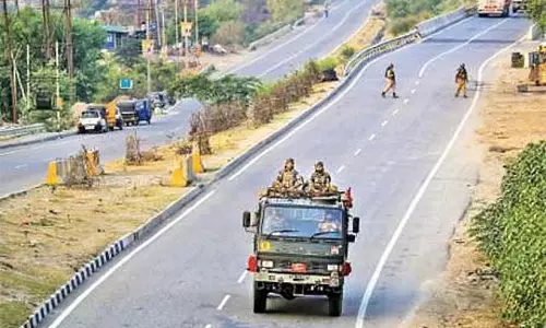 जम्मू-श्रीनगर राजमार्ग पर दुर्घटना: 2 पुलिस अधिकारियों की मौत जम्मू-श्रीनगर राजमार्ग पर दुर्घटना: 2 पुलिस अधिकारियों की मौत