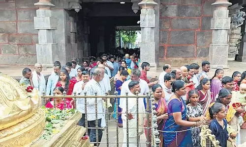 AP: श्रीशैलम मंदिर में सप्ताहांत में भारी भीड़ देखी गई AP: श्रीशैलम मंदिर में सप्ताहांत में भारी भीड़ देखी गई