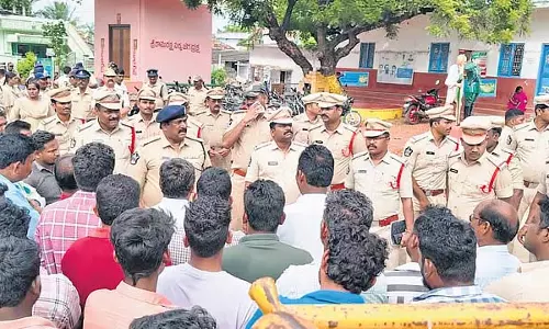 अपराध पर अंकुश लगाने के लिए Palnadu में घेराबंदी और तलाशी अभियान अपराध पर अंकुश लगाने के लिए Palnadu में घेराबंदी और तलाशी अभियान