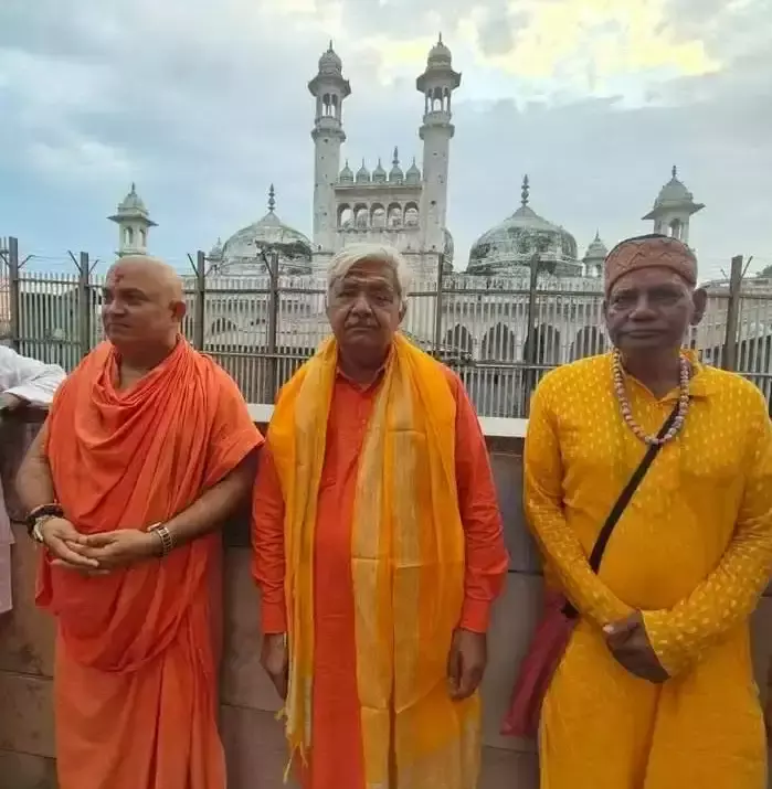 Varanasi: विश्व हिन्दू परिषद के आलोक कुमार ने ज्ञानवापी परिसर के बाहर फोटो साझा की Varanasi: विश्व हिन्दू परिषद के आलोक कुमार ने ज्ञानवापी परिसर के बाहर फोटो साझा की