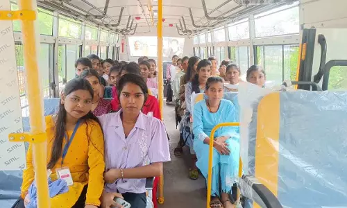 निःशुल्क बस सेवा शुरू, कॉलेज छात्रों ने खुशी जाहिर की