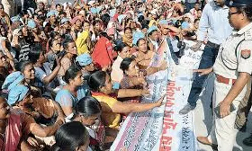 मध्याह्न भोजन कर्मियों के विरोध प्रदर्शन से वन मंत्री कोंडा सुरेखा के आवास पर तनाव