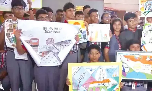 बेंगलुरु के छात्रों ने रेखाचित्रों और चित्रों के साथ PM Modi का गर्मजोशी से स्वागत किया