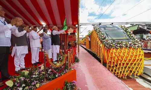 Vande Bharat: प्रधानमंत्री नरेंद्र मोदी ने 3 ट्रेनों की शुरुआत की Vande Bharat: प्रधानमंत्री नरेंद्र मोदी ने 3 ट्रेनों की शुरुआत की