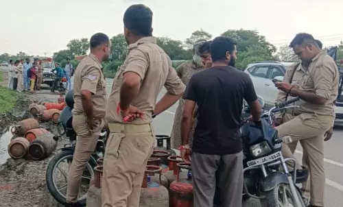 Bareilly: डिवाइडर पर चढ़ते ही सिलेंडर लदी गाड़ी पलटी Bareilly: डिवाइडर पर चढ़ते ही सिलेंडर लदी गाड़ी पलटी