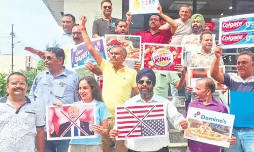 Bareilly: अमेरिकी टैरिफ के विरोध में ट्रंप के खिलाफ जोरदार प्रदर्शन Bareilly: अमेरिकी टैरिफ के विरोध में ट्रंप के खिलाफ जोरदार प्रदर्शन