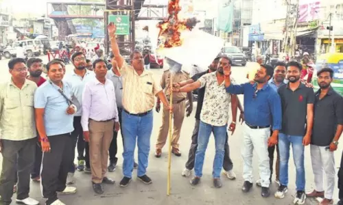 Bareilly: व्यापारी समुदाय ने टैरिफ विरोध में ट्रंप का पुतला दहन किया Bareilly: व्यापारी समुदाय ने टैरिफ विरोध में ट्रंप का पुतला दहन किया