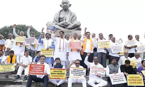 विधानसभा मानसून सत्र: पहले दिन विपक्षी दलों का राज्य सरकार के खिलाफ प्रदर्शन विधानसभा मानसून सत्र: पहले दिन विपक्षी दलों का राज्य सरकार के खिलाफ प्रदर्शन