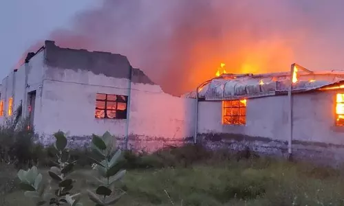 पानीपत में हथकरघा विनिर्माण इकाई में भीषण आग पानीपत में हथकरघा विनिर्माण इकाई में भीषण आग