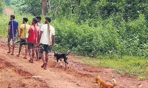 Odisha के नक्सल प्रभावित तुलसी गांव में स्थानीय लोगों के लिए सड़क नहीं