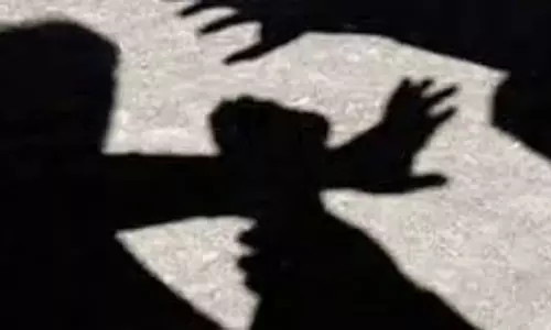 Karnataka : घर में घुसकर महिला पर हमला