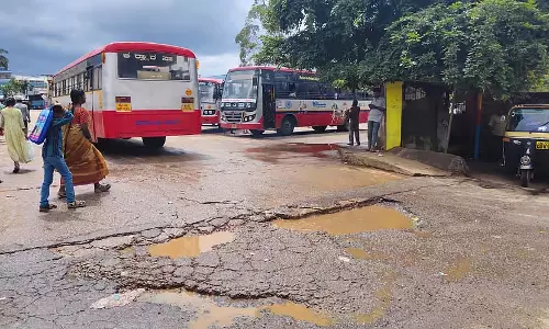 Karnataka : श्रीनिवासपुर कस्बे में गड्ढों का अंबार