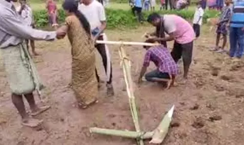 गोत्र विवाद: ओडिशा के कोरापुट में नवदंपति को खेत में हल चलाने की सज़ा गोत्र विवाद: ओडिशा के कोरापुट में नवदंपति को खेत में हल चलाने की सज़ा