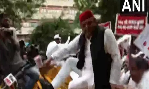 चुनाव आयोग तक विपक्षी सांसदों का मार्च...बैरिकेड पर चढ़े अखिलेश, राहुल गांधी समेत कई सांसद हिरासत में