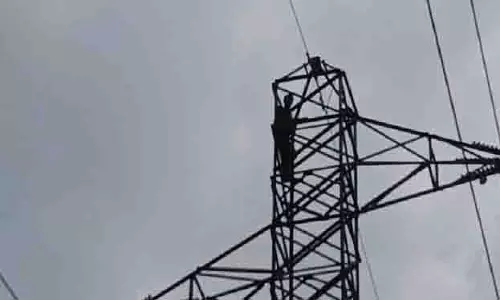 Moga में व्यक्ति 70 फुट ऊँचे खंभे पर चढ़ा, अपने भाई को अवैध पुलिस हिरासत से रिहा करवाया
