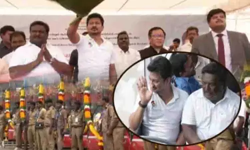 डिप्टी CM उदयनिधि स्टालिन ने पेरुंबक्कम से 55 इलेक्ट्रिक एसी बसों को हरी झंडी दिखाई डिप्टी CM उदयनिधि स्टालिन ने पेरुंबक्कम से 55 इलेक्ट्रिक एसी बसों को हरी झंडी दिखाई