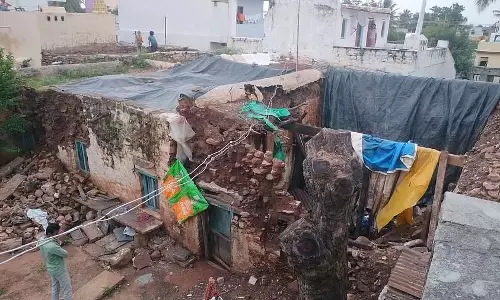 Kerura : लगातार बारिश के कारण मकान ढह गए Kerura : लगातार बारिश के कारण मकान ढह गए