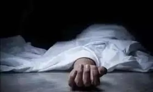 Nellore में इंटर के एक छात्र की मौत पर विरोध प्रदर्शन Nellore में इंटर के एक छात्र की मौत पर विरोध प्रदर्शन