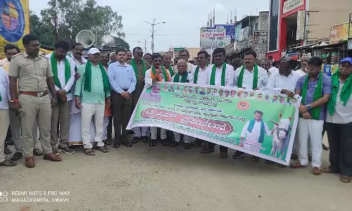 सरकार उर्वरक की कमी को दूर करने में विफल: विरोध प्रदर्शन सरकार उर्वरक की कमी को दूर करने में विफल: विरोध प्रदर्शन