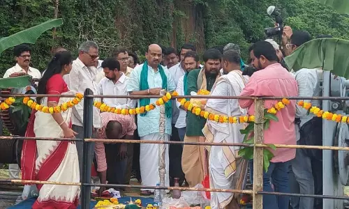 AP विधानसभा अध्यक्ष और गृह मंत्री ने तांडव जलाशय का पानी छोड़ा
