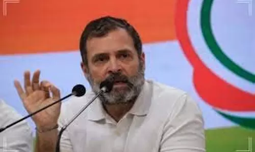 चुनाव आयोग जाते विपक्षी सांसद हिरासत में, राहुल बोले- संविधान बचाने की लड़ाई