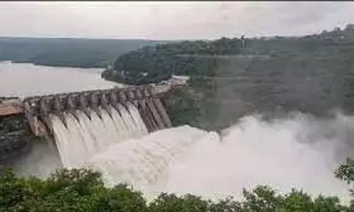 Srisailam जलाशय में भारी बारिश के कारण पानी का प्रवाह बढ़ा
