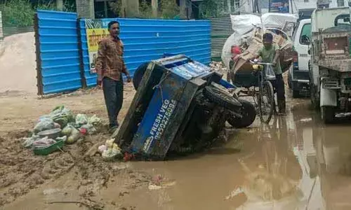 गुरुग्राम सेक्टर 104 में सड़क के गड्ढे से संपर्क टूटा गुरुग्राम सेक्टर 104 में सड़क के गड्ढे से संपर्क टूटा