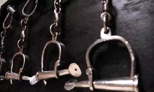 विरार में झाड़-फूंक के नाम पर नाबालिग से दुष्कर्म, दो आरोपी गिरफ्तार विरार में झाड़-फूंक के नाम पर नाबालिग से दुष्कर्म, दो आरोपी गिरफ्तार