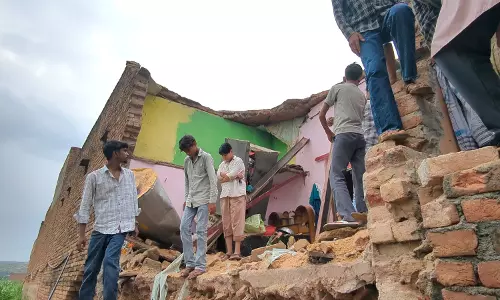 Nuh: मकान गिरने से दो मासूमों की मौत, तीन की हालत गंभीर Nuh: मकान गिरने से दो मासूमों की मौत, तीन की हालत गंभीर