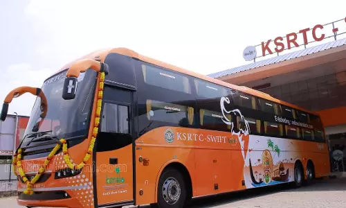 KSRTC की बसें दोस्तों और रिश्तेदारों से भरी हुई गफूरका का स्वागत करने के लिए करीपुर पहुंचीं KSRTC की बसें दोस्तों और रिश्तेदारों से भरी हुई गफूरका का स्वागत करने के लिए करीपुर पहुंचीं