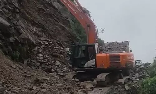Nahan: शिलाई में भूस्खलन, आयुष विभाग की गाड़ी पर गिरा पत्थरों का ढेर Nahan: शिलाई में भूस्खलन, आयुष विभाग की गाड़ी पर गिरा पत्थरों का ढेर