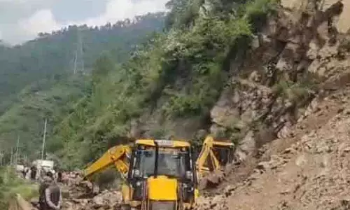 Rajgarh में भूस्खलन से 25 घंटे से अधिक समय तक यातायात बाधित