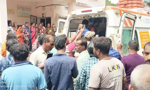 Odisha : एक युवक द्वारा महिला की हत्या के बाद गुस्साए स्थानीय लोगों ने सरकारी अस्पताल का घेराव किया Odisha : एक युवक द्वारा महिला की हत्या के बाद गुस्साए स्थानीय लोगों ने सरकारी अस्पताल का घेराव किया