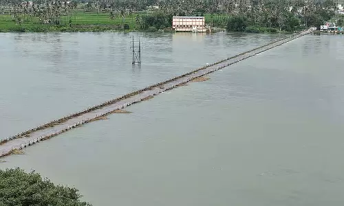 Karnataka : तुंगभद्रा ब्रिज गगनकुसुमा बाढ़ के कारण संपर्क कटा Karnataka : तुंगभद्रा ब्रिज गगनकुसुमा बाढ़ के कारण संपर्क कटा