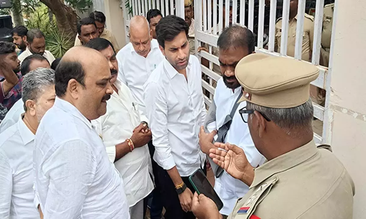 YSRCP ने पुलिस के पक्षपात के खिलाफ कार्रवाई की मांग की YSRCP ने पुलिस के पक्षपात के खिलाफ कार्रवाई की मांग की