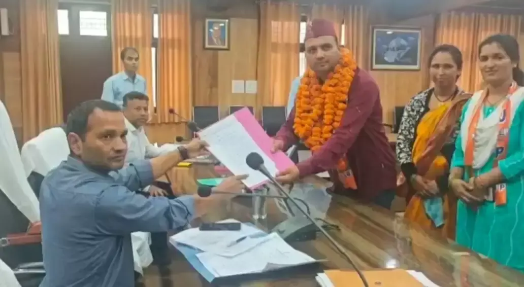 Champawat: जिला पंचायत अध्यक्ष पद के लिए आनंद सिंह ने अपना पर्चा भरा Champawat: जिला पंचायत अध्यक्ष पद के लिए आनंद सिंह ने अपना पर्चा भरा