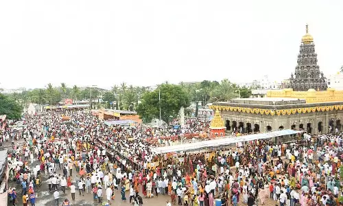 श्रावण मास: बसवेश्वर मंदिर में उमड़ा श्रद्धालुओं का सैलाब श्रावण मास: बसवेश्वर मंदिर में उमड़ा श्रद्धालुओं का सैलाब