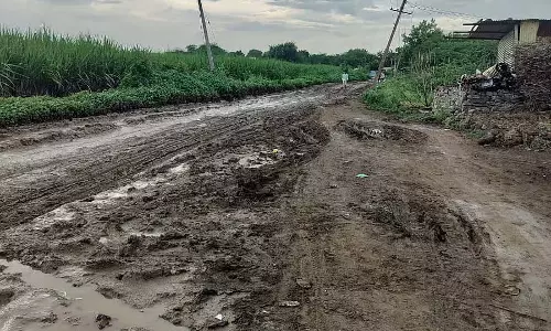 Afzalpur : जर्जर सड़क पर बच्चों की रोज़ाना परेड