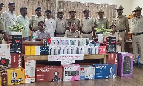 इलेक्ट्रॉनिक्स स्टोर में लूट: चार गिरफ्तार