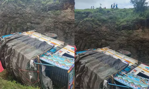 Pune : चाकन में टेंपो ढलान से गिरने से 7 की मौत, कई घायल Pune : चाकन में टेंपो ढलान से गिरने से 7 की मौत, कई घायल