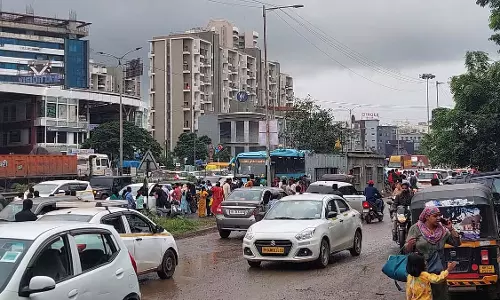 Pune : लंबे इंतजार और असुरक्षित बस स्टॉप के बीच यात्रियों ने बालेवाड़ी ट्रांजिट हब की मांग की