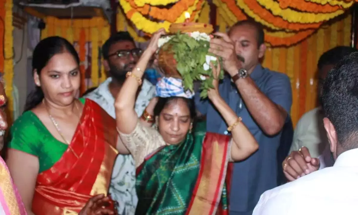 Andhra: केसिनेनी जानकी बोनालु प्रदान करती हैं