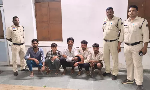 मटन मार्केट में मारपीट, 5 युवक गिरफ्तार मटन मार्केट में मारपीट, 5 युवक गिरफ्तार