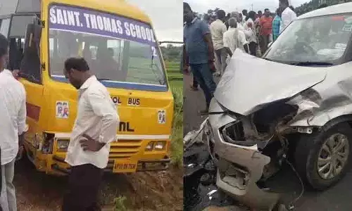 Medak में कार ने बाइक और स्कूल बस को टक्कर मारी, लापरवाही से गाड़ी चलाने का आरोप