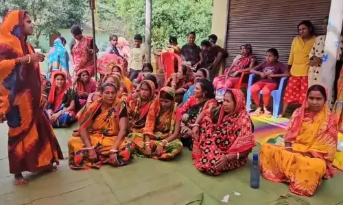 नर्सिंग छात्रा की मौत से गुस्साए ग्रामीण, प्रशासन से मांग न्याय दिलाने की नर्सिंग छात्रा की मौत से गुस्साए ग्रामीण, प्रशासन से मांग न्याय दिलाने की