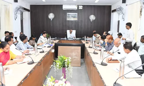 Madhopur: जिला कलेक्टर की अध्यक्षता में आवश्यक सेवाओं की साप्ताहिक समीक्षा बैठक Madhopur: जिला कलेक्टर की अध्यक्षता में आवश्यक सेवाओं की साप्ताहिक समीक्षा बैठक